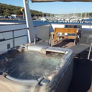 Botel Hausboot - Floating House Water Lily, Pula